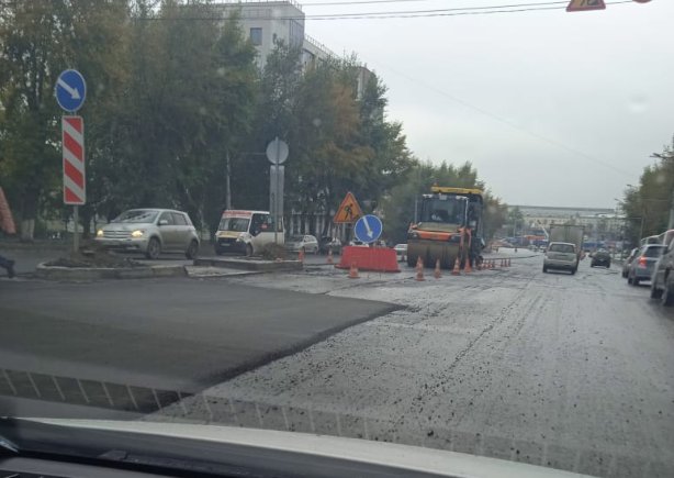 Дождались: в Новосибирске начали укладку асфальта во время дождя (ВИДЕО)