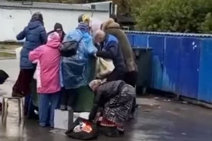 Новосибирцы устроили давку из-за просрочки в мусорном контейнере (ВИДЕО)