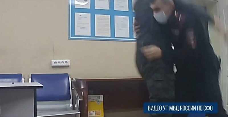 Матерящийся челябинец накинулся с кулаками на полицейского в аэропорту «Толмачево»