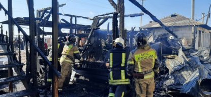 В МЧС показали кадры с крупного пожара, где сгорели несколько кафе в Новосибирске