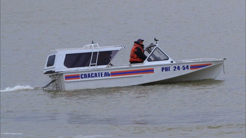 Новосибирские спасатели локализовали разлив нефтепродуктов в реке Обь