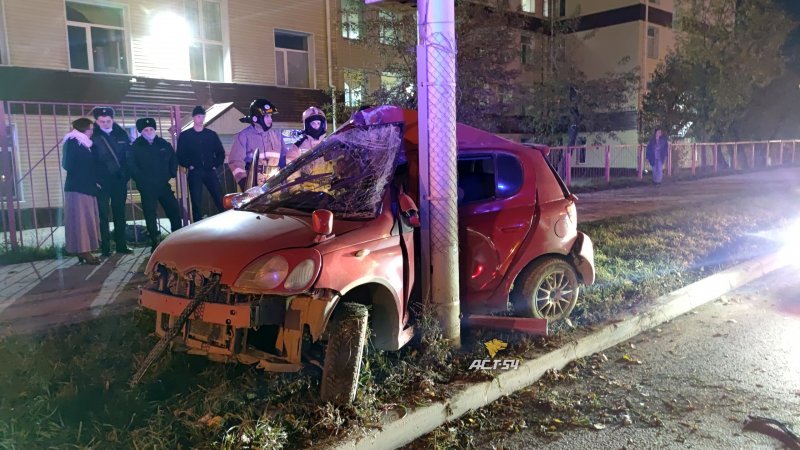 Автомобилист влетел в столб и погиб на улице Большевистской