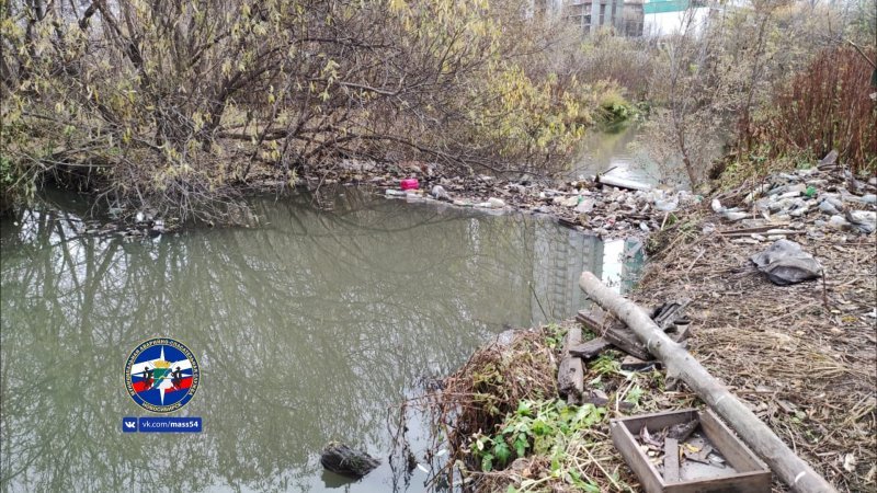 Спасатели три часа доставали бутылки из реки Каменка, чтобы в половодье не затопило частные дома