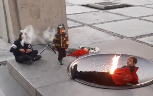 Лежали и курили возле Вечного огня: полиция проверяет информацию о детях, отдыхающих на мемориале