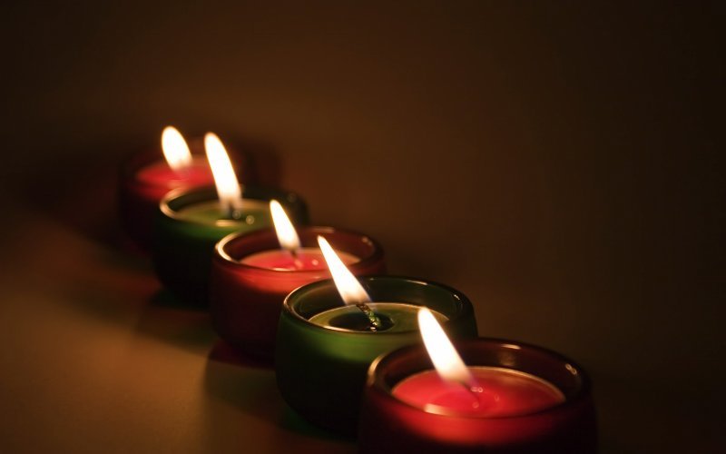 Ритуалы для исполнения желаний с помощью разноцветных свечей и баночки мёда