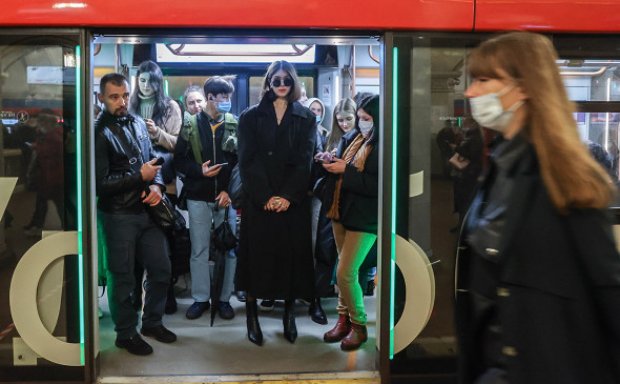 В метро будут штрафовать на 5 000 рублей даже за приспущенные маски