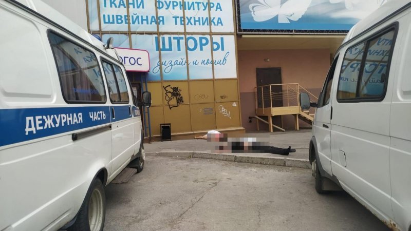 Двое молодых людей выпали из окна многоэтажки в центре Новосибирска