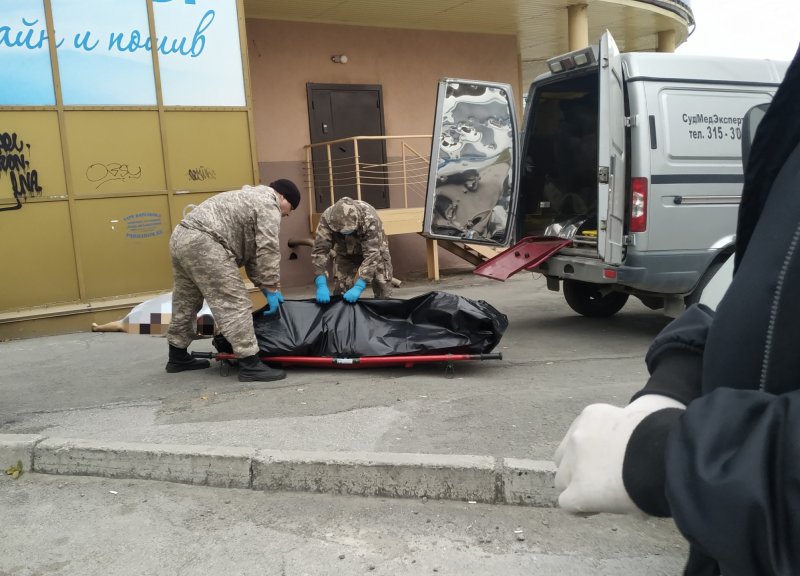 Ребенок погибшей под окнами дома на Челюскинцев женщины во время трагедии был с родным отцом