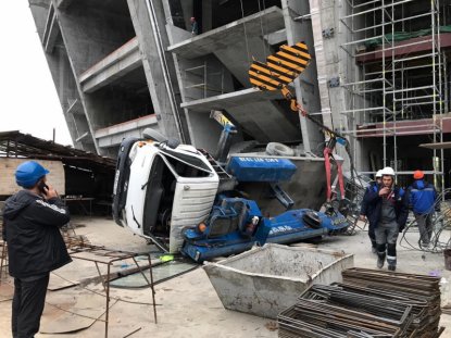 На стройке нового ЛДС в Новосибирске рухнула автовышка