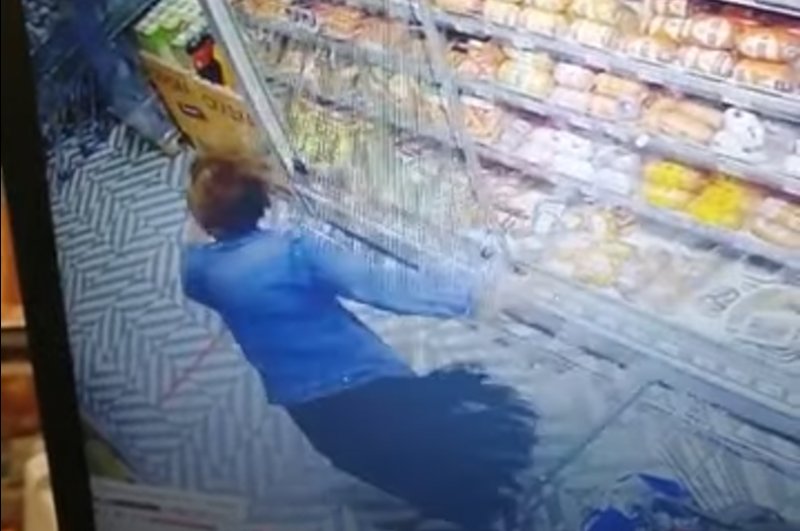 СКР проводит проверку после падения двери холодильника на покупательницу в «Пятерочке» (ВИДЕО)