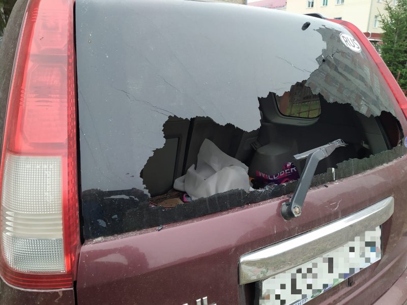 Три автомобиля разбили утром во дворе Новосибирска – нападения продолжаются уже несколько дней
