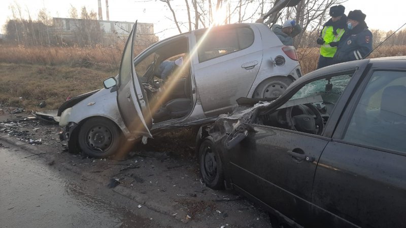 Молодой мужчина на «Тойоте» погиб в утренней аварии в Новосибирске (ВИДЕО)