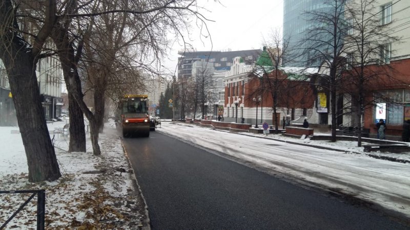 «Кто дал указ так ремонтировать?»: на улице Ленина асфальт кладут прямо на снег