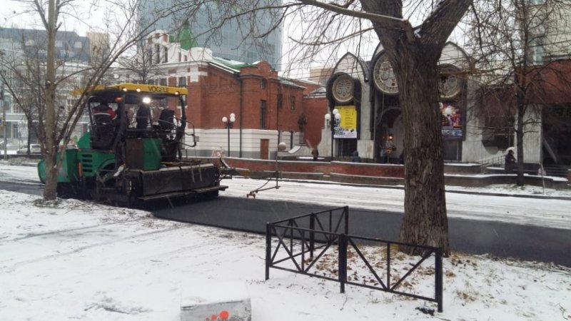 Делавший ремонт в снегопад на улице Ленина подрядчик закатал в асфальт люки и ливневки