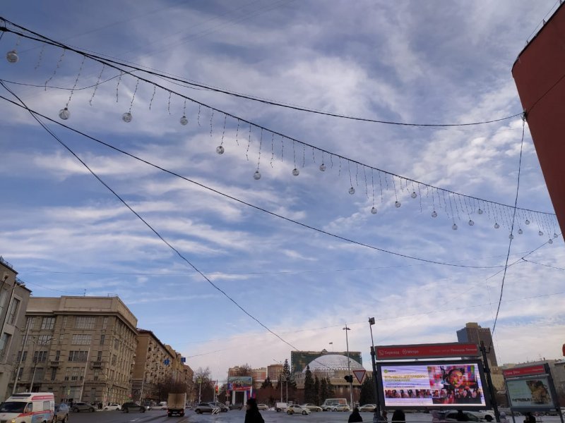 В центре Новосибирска развесили новые гирлянды и надули новогоднюю елку