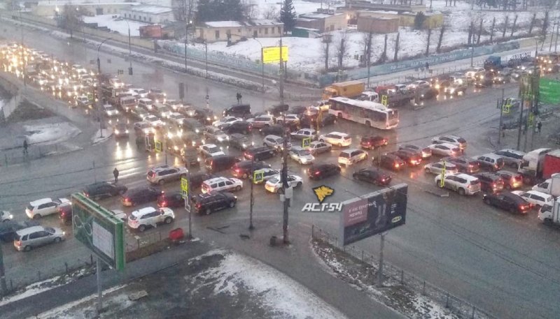 Транспортный коллапс возник в Кировском районе из-за неработающего светофора