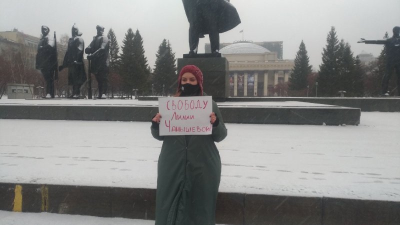 В Новосибирске общественница вышла на одиночный пикет в поддержку арестованной Лилии Чанышевой