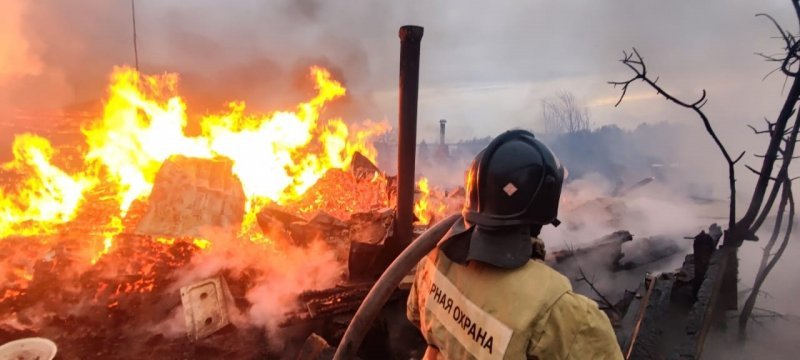 Мужчина и женщина погибли на пожаре в Ордынском районе 