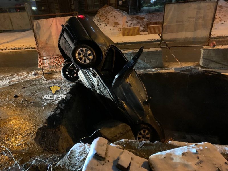 В Новосибирске пьяный водитель на «Тойоте» влетел в коммунальную яму