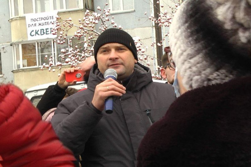 Конфликт из-за сквера на улице Высоцкого обсудят на сессии заксобрания региона