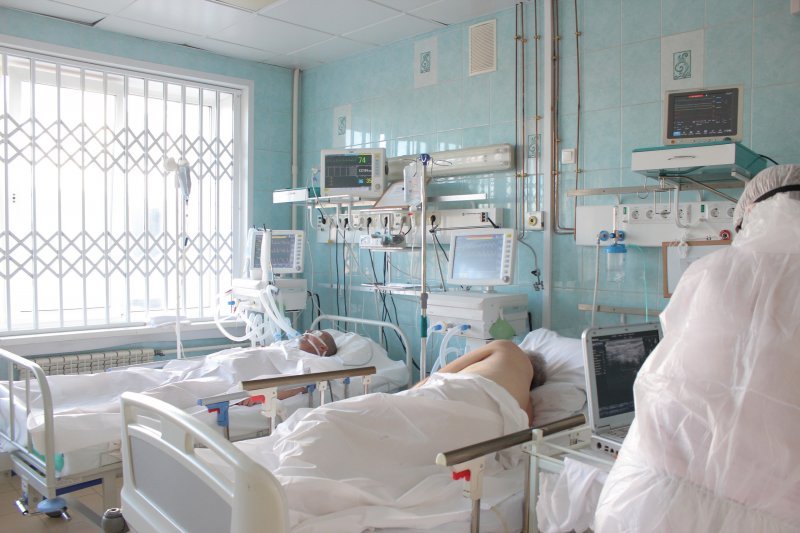 46-летняя женщина и еще 14 пациентов умерли за сутки от коронавируса в Новосибирской области
