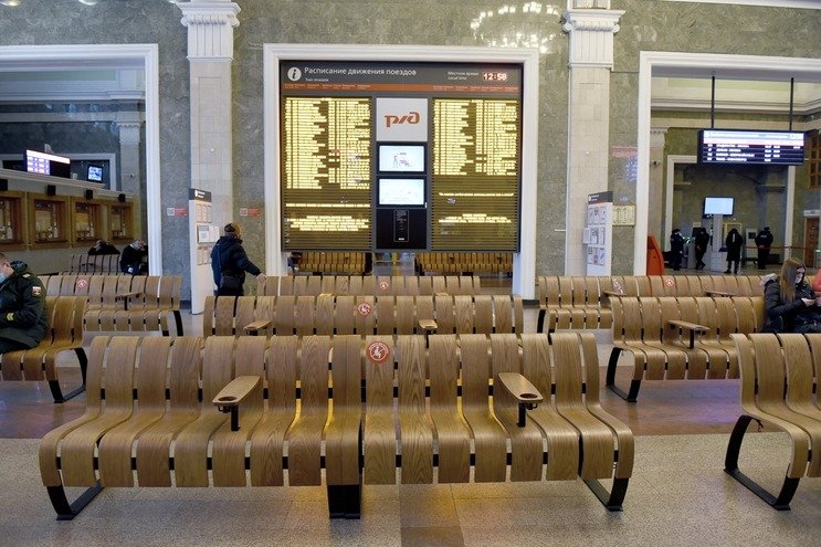 Дубовые кресла с розетками появились на вокзале «Новосибирск-Главный»