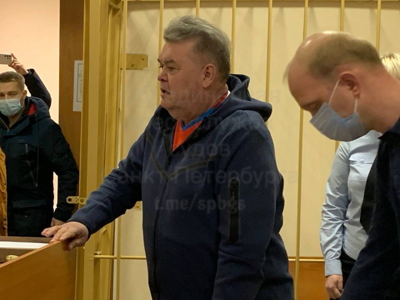 Суд не может вынести решение по делу тренера Ильина – он снова отказывается надеть маску и срывает заседания