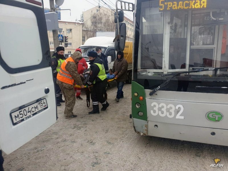 Пассажира троллейбуса госпитализировали после ДТП с грузовым авто в Новосибирске