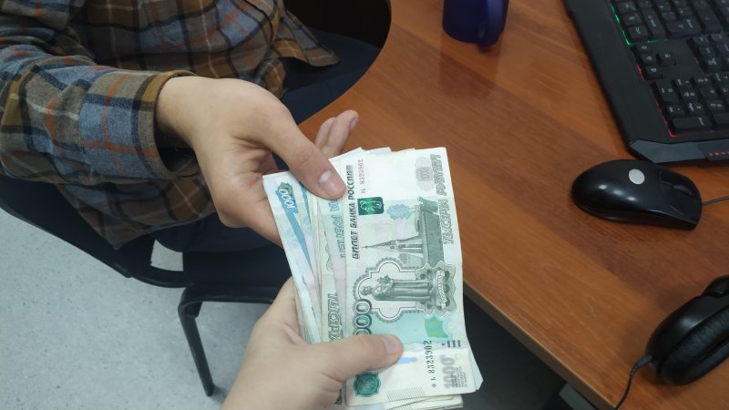 Тарифный план «10 тысяч рублей»: сотрудника салона сотовой связи заподозрили в обмане пенсионера