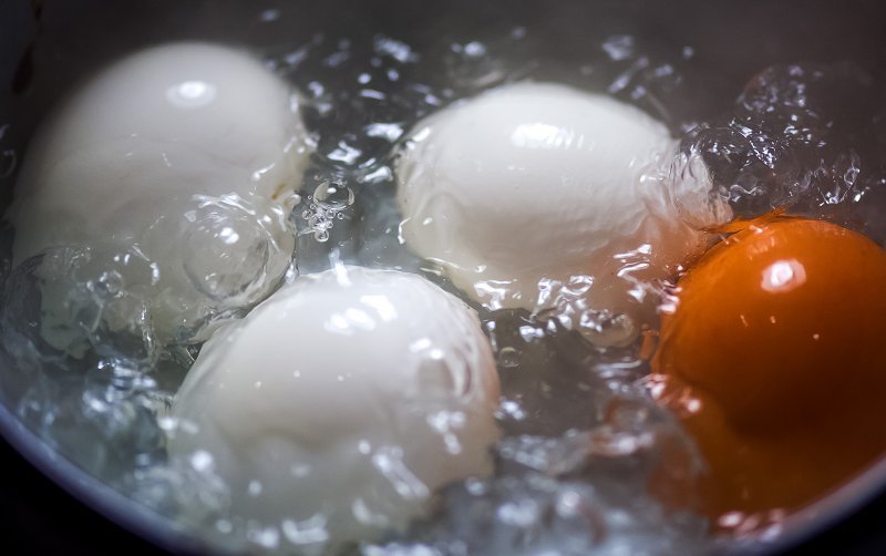 Не выливайте воду, отварив яйца! Опытные хозяйки делятся секретами применения