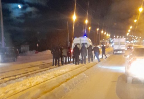 Автомобиль скорой помощи застрял на трамвайных путях на «реконструированной» улице Волочаевской
