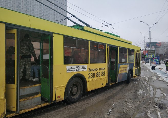 «Может и убить»: эксперт рассказал почему троллейбусы массово начали бить людей током
