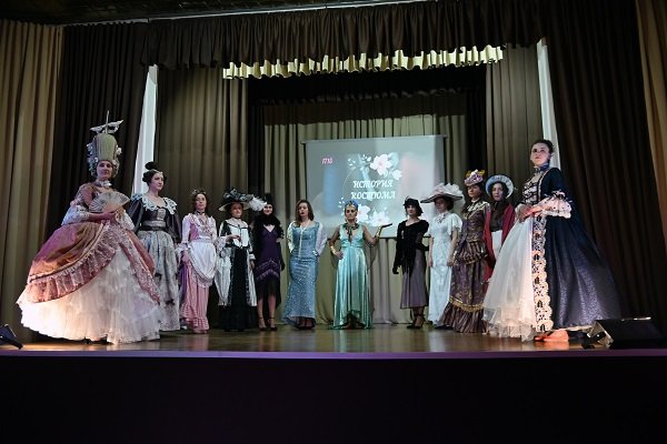 От рококо до золотого века Голливуда: показ коллекции исторических платьев провели в колонии Новосибирска