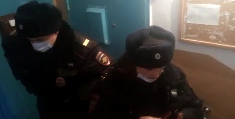 «Долбятся в окна и двери»: полиция пришла за митинговавшими против QR-кодов активистами