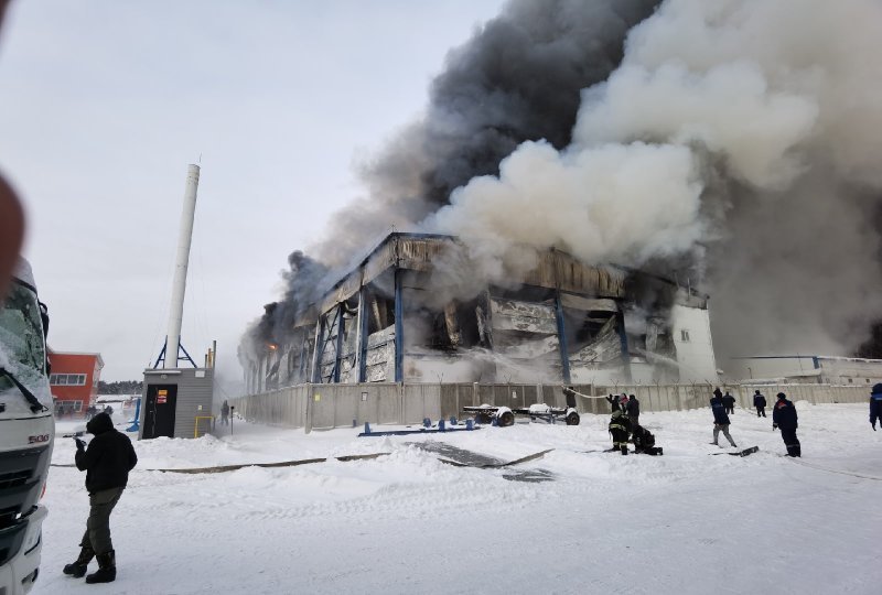 В крупном пожаре в Краснообске сгорел склад мороженого