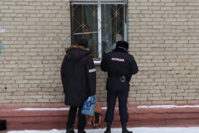 «Я не антиваксер!»: после митинга против QR-кодов квартиру жительницы Новосибирска осадила полиция