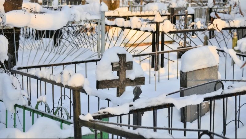 Россиянам напомнили: власти могут забрать место на кладбище и перезахоронить умершего