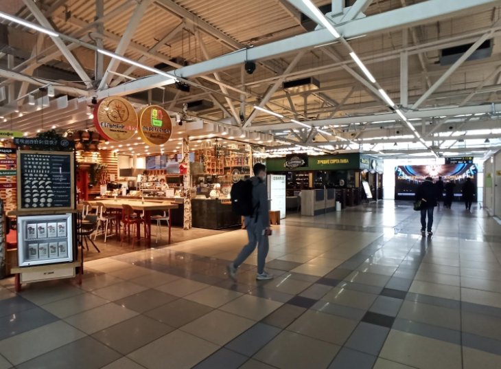 Кафе и рестораны в аэропорту Толмачево снизили цены на еду и воду после проверки УФАС