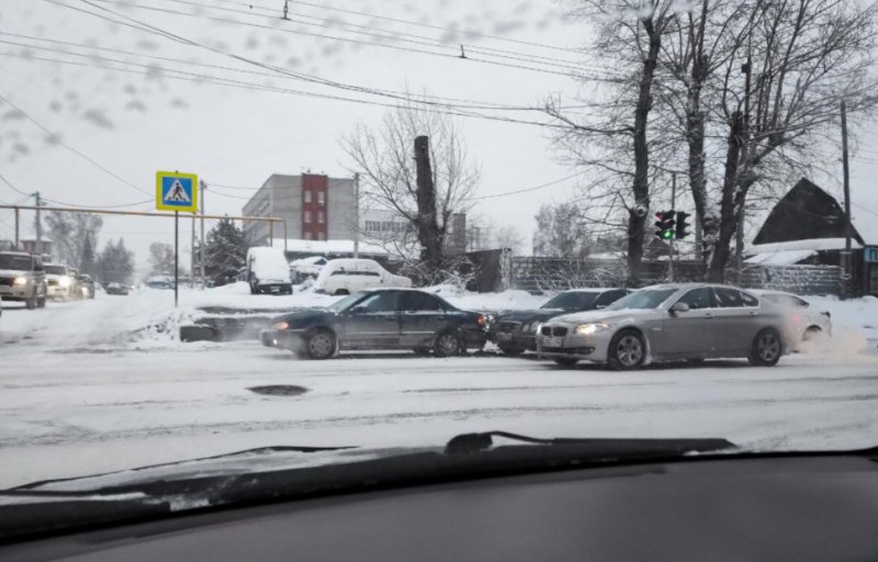 День жестянщика: из-за снегопада резко выросло число ДТП в Новосибирске