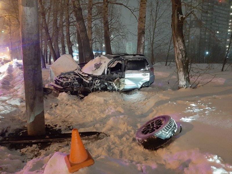 Водитель Subaru в ночном ДТП влетел в столб и дерево и погиб