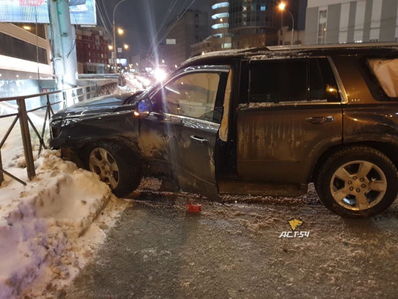 Водитель и пассажир такси пострадали в ДТП с внедорожником в Новосибирске