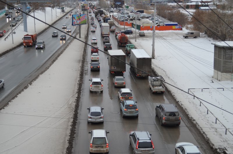 Новосибирские автомобилисты погрязли в 10-балльных пробках утром 20 декабря