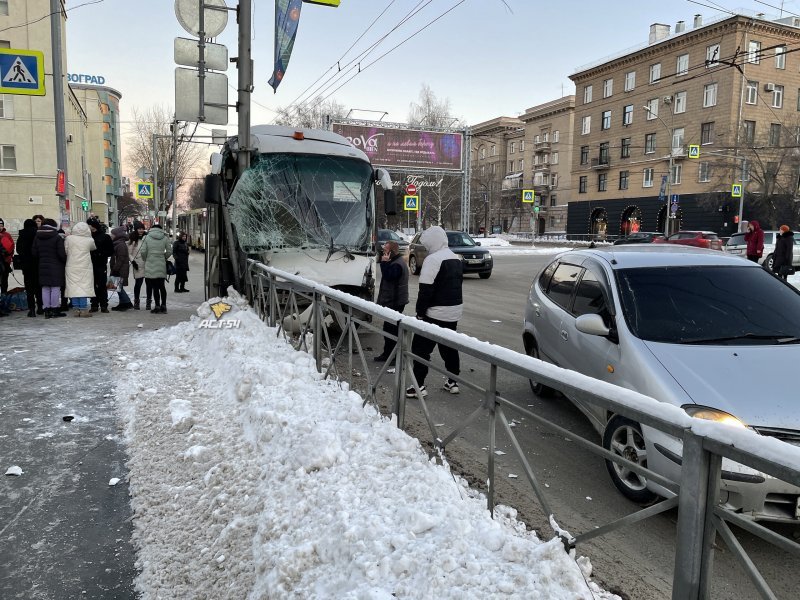 Автобус с детьми влетел в забор на Красном проспекте