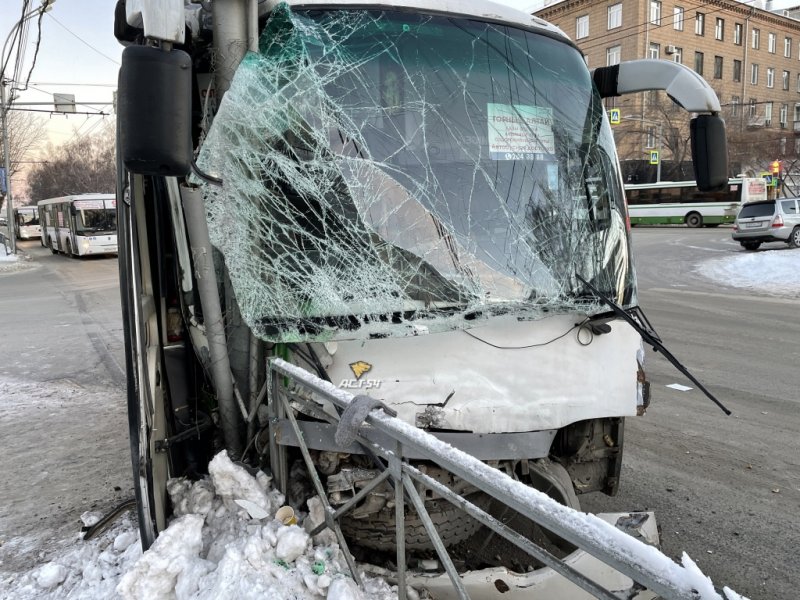 После столкновения автобуса с детьми на Красном проспекте прокуроры организовали проверку