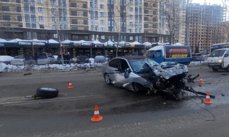 25-летнего водителя иномарки переломало в ДТП с автобусом