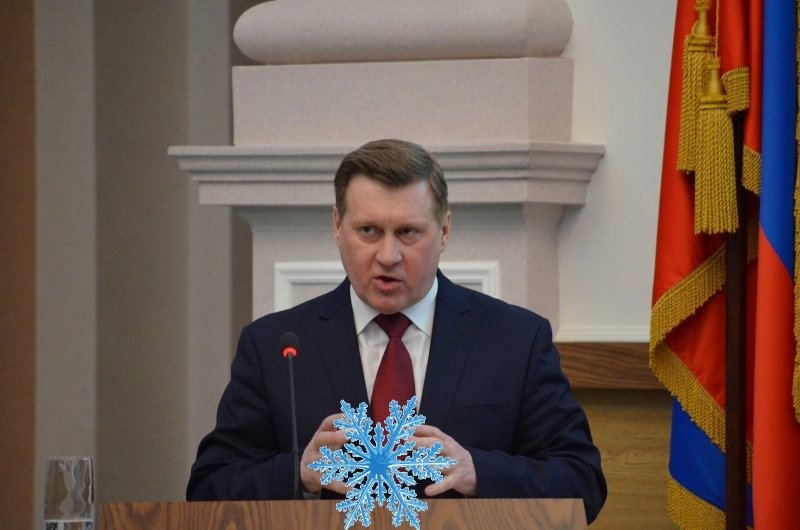 Звезды так сошлись: мэр Анатолий Локоть понесет снежинку в домик
