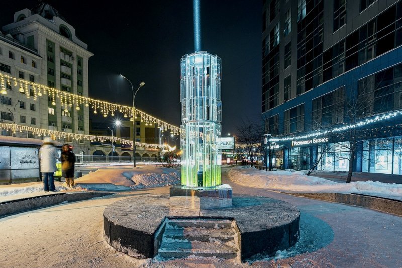 «Световые столбы» установили в сквере Новосибирска