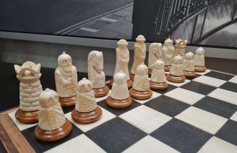 Шахматы из бивня мамонта продают за 1,5 миллиона рублей