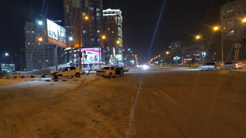 Две Тойоты сошлись в ДТП на печально известном перекрестке у Сибирского молла
