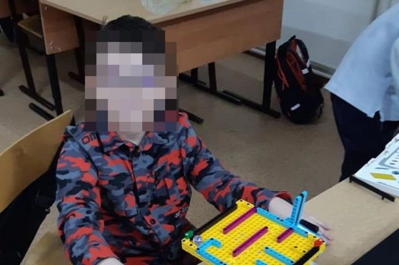 Били куском штукатурки и хотели продать через интернет: 9-летний мальчик стал жертвой травли в школьном кружке